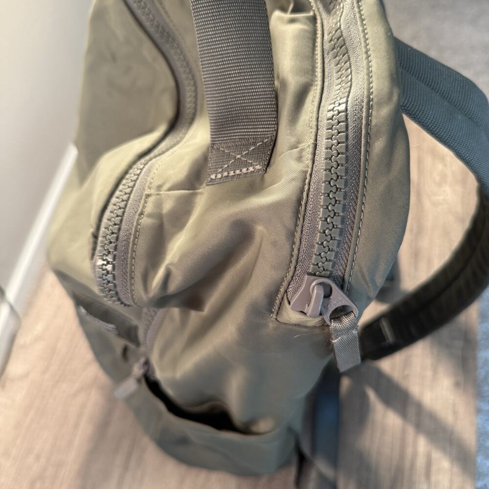 LULULEMON Everyday Backpack 2.0 23L, Sage Green Laptop Bag Unisex - Picture 3 of 4